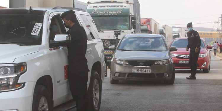 كيف يؤثر التأخير في دخول الأردن على الفواكه والخضار السورية؟