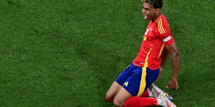 دخل تاريخ اليورو بتسديدة.. كيف نجح لامين جمال بخطف قلوب المشجعين؟