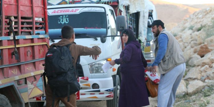 دفعة جديدة من المهجرين السوريين العائدين من لبنان تصل إلى سوريا