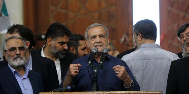 الرئيس الإيراني الجديد يبدي استعداده لـ”حوار بناء” مع الاتحاد الأوروبي