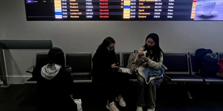 في ظل جدل واسع: الشرطة البريطانية تعزل ضابطاً بعد فيديو صادم