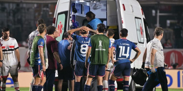 انهيار مفاجئ في الملعب: لاعب ناسيونال في العناية المركزة بعد اضطراب قلبه