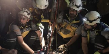 “الخوذ البيضاء” تخلي بناءً سكنياً بسبب التصدعات
