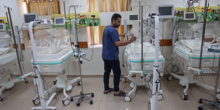 مطالبة بتحقيق حول اعتداءات إسرائيلية على فلسطينيين عاملين في الرعاية الصحية