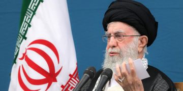 بعد نقله لمكان آمن.. خامنئي: لبنان سيجعل إسرائيل تندم