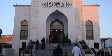 صراع الفصائل… تجاهله خطيب مسجدٍ فأثار سخط المصلين
