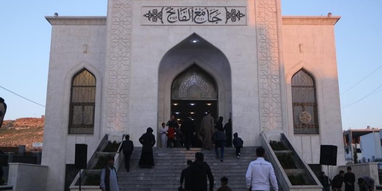صراع الفصائل… تجاهله خطيب مسجدٍ فأثار سخط المصلين