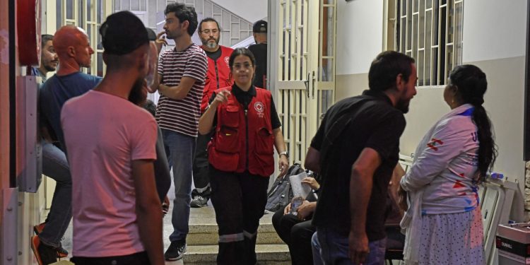 الصحة اللبنانية: 12 قتيلاً ونحو 2800 جريح بانفجار أجهزة “بيجر”
