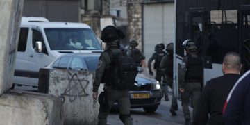 الجيش الإسرائيلي يلاحق مهاجمين فلسطينيين في الخليل