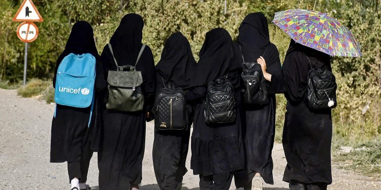 أفغانيات يتحدين “طالبان” بالغناء على العلن