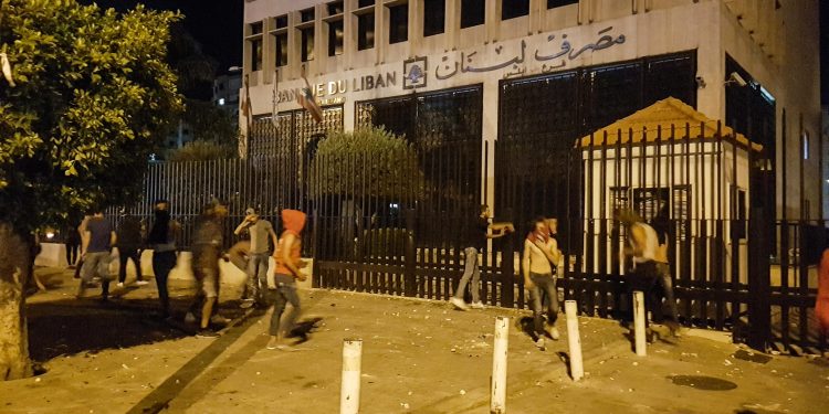 لماذا اعتقل القضاء اللبناني حاكم مصرف لبنان السابق؟