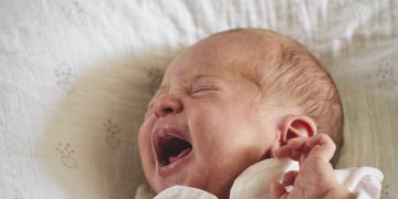 يثير الذهول.. طفل هندي يبكي دماً بشكل تلقائي