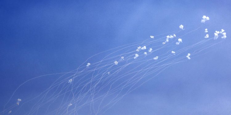 “حزب الله” يعلن استهداف “الموساد” وإسرائيل تجدد القصف على لبنان