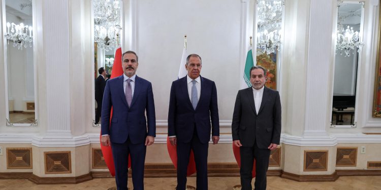 وزراء خارجية روسيا وتركيا وإيران يبحثون الأزمة السورية