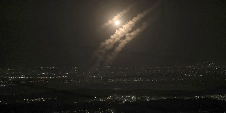 أشعلت معركةً جويةً.. إيران تُطلق نحو 200 صاروخ على إسرائيل