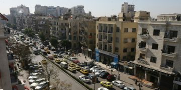 ازدحام سير في شارع يؤدي إلى ساحة السبع بحرات في العاصمة السورية دمشق في 9 يناير 2024 (ا ف ب)