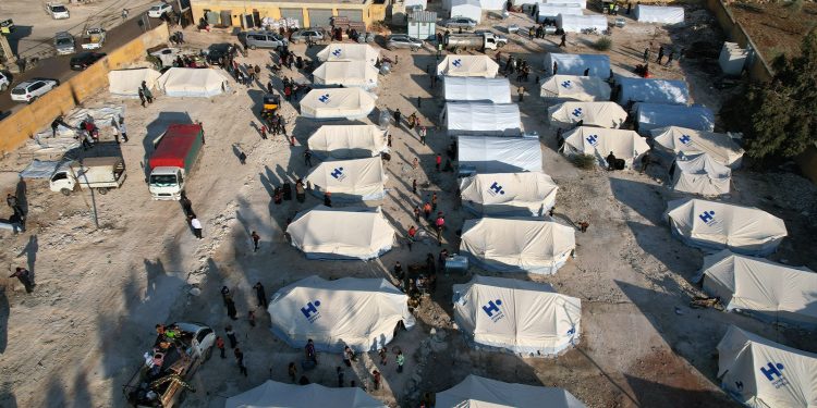 عائلات نازحة فرت من المعارك الدائرة في ريف حلب الغربي، 28 نوفمبر/تشرين الثاني 2024 (ا ف ب)