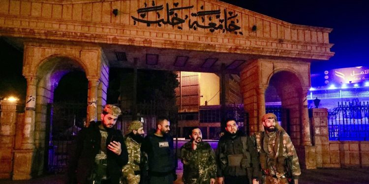فصائل المعارضة و”تحرير الشام” تسيطر على أكثر من 30 حياً بحلب