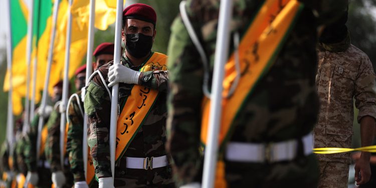 أعضاء من كتائب حزب الله العراقي يحضرون جنازة قائد عسكري في بغداد في 22 سبتمبر 2024. (أ ف ب).