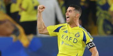 مهاجم النصر البرتغالي رقم 7 كريستيانو رونالدو يحتفل بتسجيل الهدف الأول لفريقه خلال مباراة كرة القدم في الدوري السعودي للمحترفين بين النصر والقادسية. (أ ف ب).