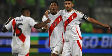 مصرع لاعب كرة قدم وإصابة آخرين بصاعقة في البيرو (فيديو)