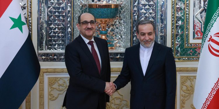 رسائل وتحركات مكوكية: ماذا تخفي زيارة الصباغ لطهران؟
