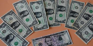 الدولار يستقر والبتكوين يصعد في انتظار سياسات أميركا المالية الجديدة