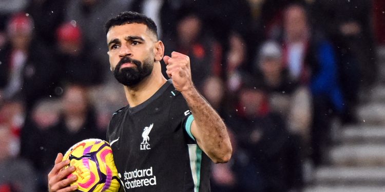 مهاجم ليفربول المصري رقم 11 محمد صلاح يحتفل بعد تسجيله الهدف الثاني لفريقه خلال مباراة كرة القدم في الدوري الإنجليزي الممتاز ضد ساوثهامبتون. (أ ف ب).