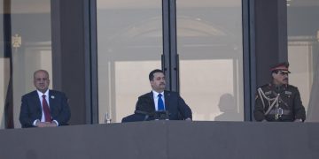 رئيس الوزراء العراقي محمد شيا السوداني ووزير الدفاع العراقي ثابت محمد العباسي في العاصمة بغداد، في 06 يناير 2024 (ا ف ب)
