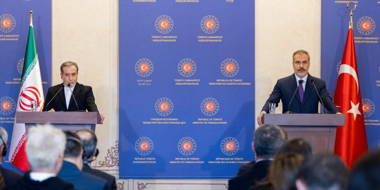 فيدان: تركيا مستعدة للوساطة بين الحكومة السورية والمعارضة