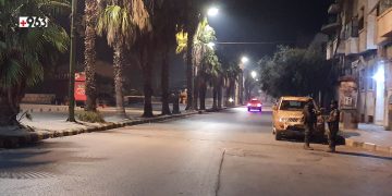 عنصران من "هيئة تحرير الشام" بعد السيطرة على مدينة حماة (963+)