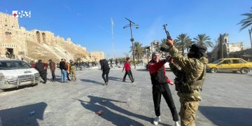 عنصر من "هيئة تحرير الشام" أمام قلعة حلب (963+)