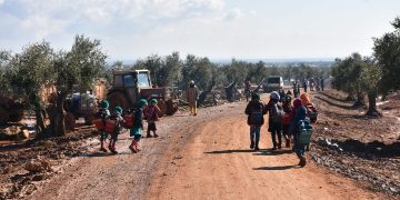 سكان من مدينة تل رفعت في مخيم عزيز بحلب شمال سوريا. (أ ف ب).