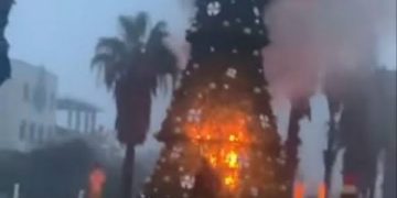 مجهولون يضرمون النار بشجرة الميلاد في السقيلبية 