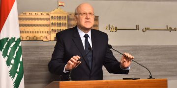 رئيس حكومة تصريف الأعمال اللبنانية نجيب ميقاتي يدلي ببيان للصحافة في بيروت 27 نوفمبر 2024. (أ ف ب).