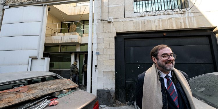 المبعوث الفرنسي الخاص إلى سوريا جان فرانسوا جيوم أمام مدخل السفارة الفرنسية في دمشق ديسمبر/كانون الأول 2024 (ا ف ب)