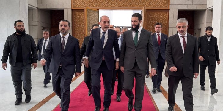 وفد قطري وآخر أردني يلتقيان بالشرع في دمشق