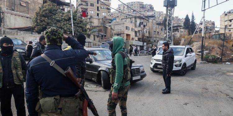 بعد قضية رفع العلم… السفارة السوريّة في القاهرة تؤكد مواصلة العمل 