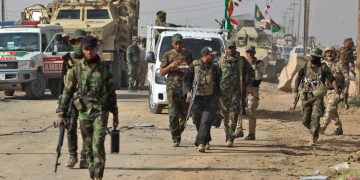مقاتلون من الحشد الشعبي وعناصر من القوات العراقية يتقدمون عبر الحويجة في 5 تشرين الأولأكتوبر 2017 ـ (ا ف ب)