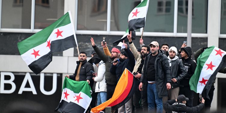 السوريون في العالم يحتفلون بولادة سوريا الحرة