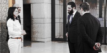 لماذا لا يصافح الشرع النساء؟