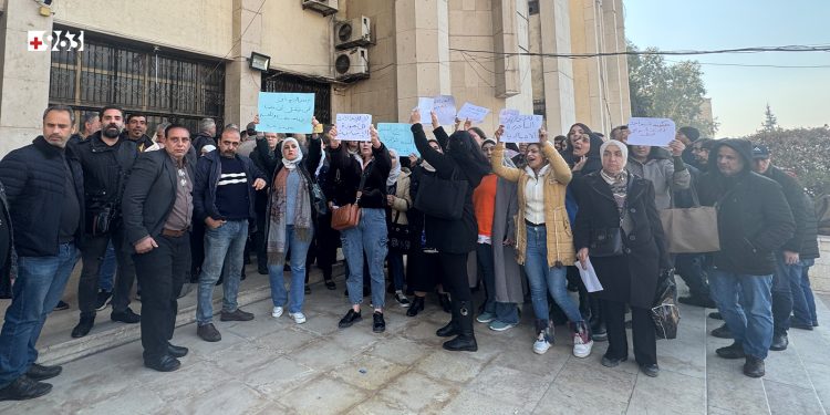 دمشق.. وقفة احتجاجية لعشرات الموظفين ضد قرار تسريحهم 