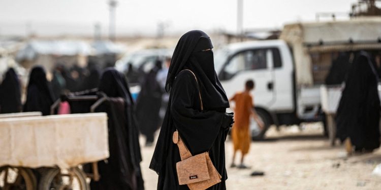 مديرة مخيم الهول لـ “963+”: قرار الإدارة الذاتية لا يهدف لإفراغ المخيم والخروج للسوريين طوعي  