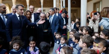 الرئيس الفرنسي يصل العاصمة اللبنانية بيروت