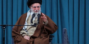 خامنئي يتوعد بطرد القوات الأميركية من سوريا