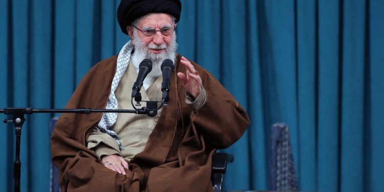 خامنئي يتوعد بطرد القوات الأميركية من سوريا