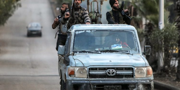 قتلى وجرحى في اشتباكات بين فصائل مسلحة جنوب سوريا