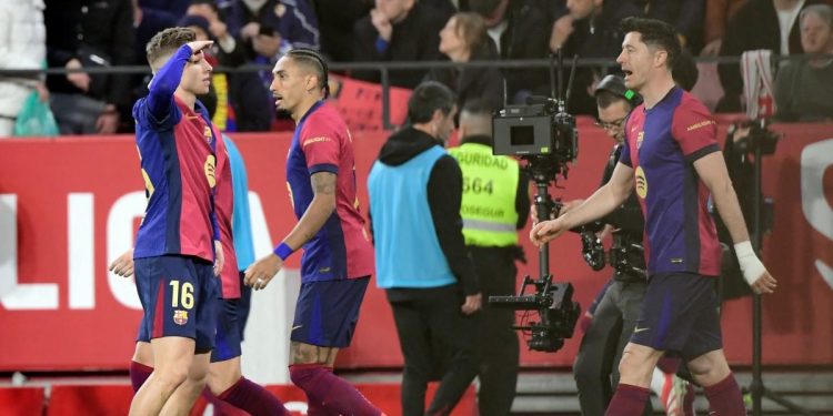 برشلونة يفوز على إشبيلية ويضيق الخناق على الريال وأتلتيكو