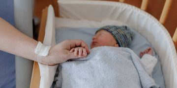 لون البشرة يكشف تغيير جنين سيدة بعيادة تخصيب صناعي