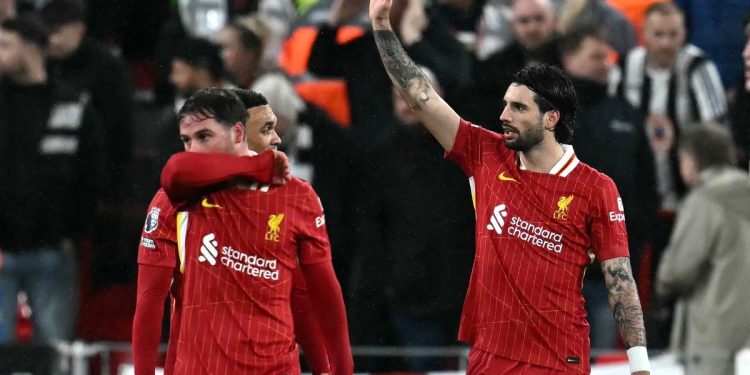 ليفربول يفوز على نيوكاسل بثنائية في البريميرليج ويستمر بسلسلة الانتصارات